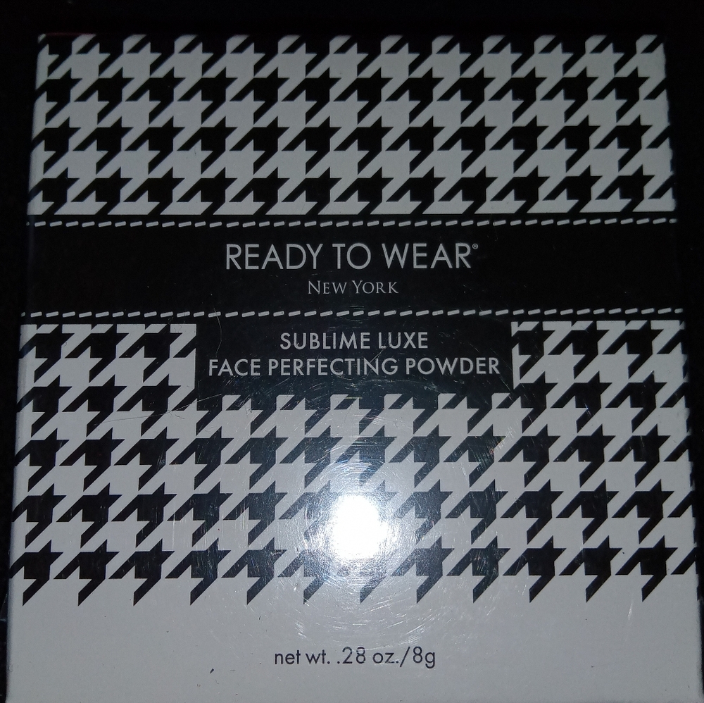 New Light Powder Compact - Picture 1 of 3